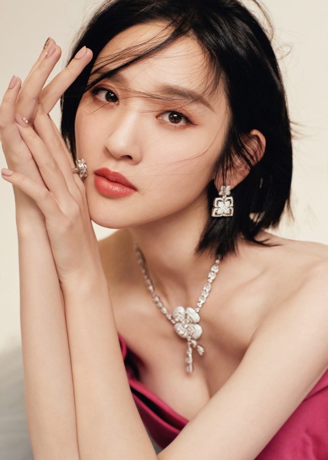 唐艺昕写真美照大秀美肩事业线(1/4)