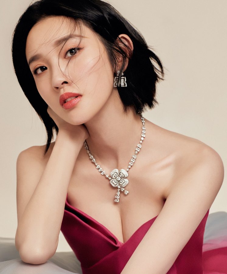 唐艺昕写真美照大秀美肩事业线(2/4)