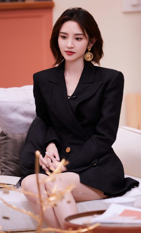 唐艺昕穿上黑色西服无裤装这大美腿太顶了(11/14)