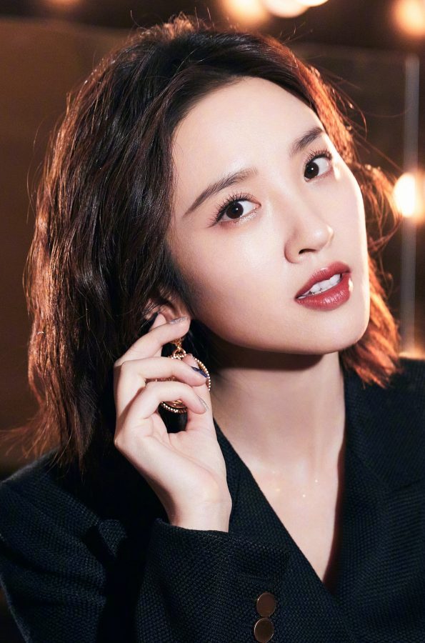唐艺昕穿上黑色西服无裤装这大美腿太顶了(7/14)