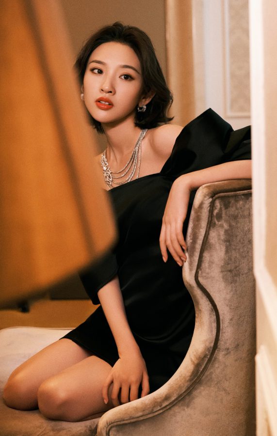 女星唐艺昕一袭黑色露肩蝴蝶结短裙优雅动人(1/4)