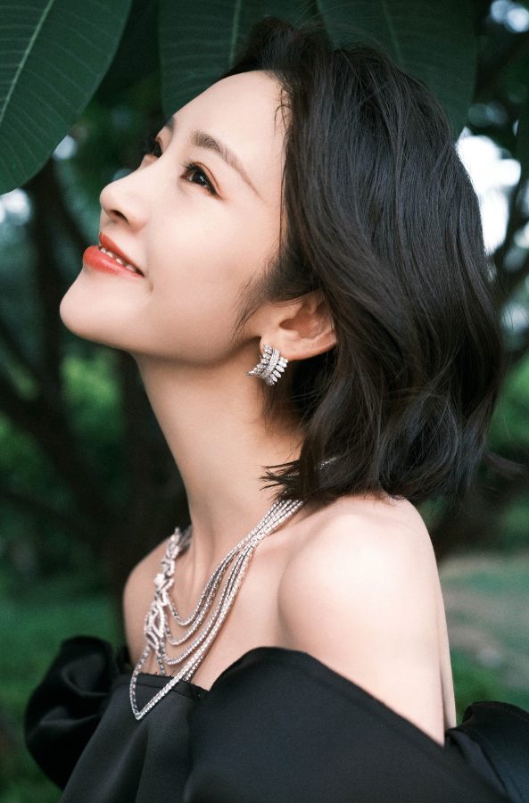 女星唐艺昕一袭黑色露肩蝴蝶结短裙优雅动人(4/4)