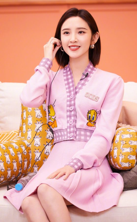 《半熟恋人》唐艺昕可爱少女风美细腿(2/4)