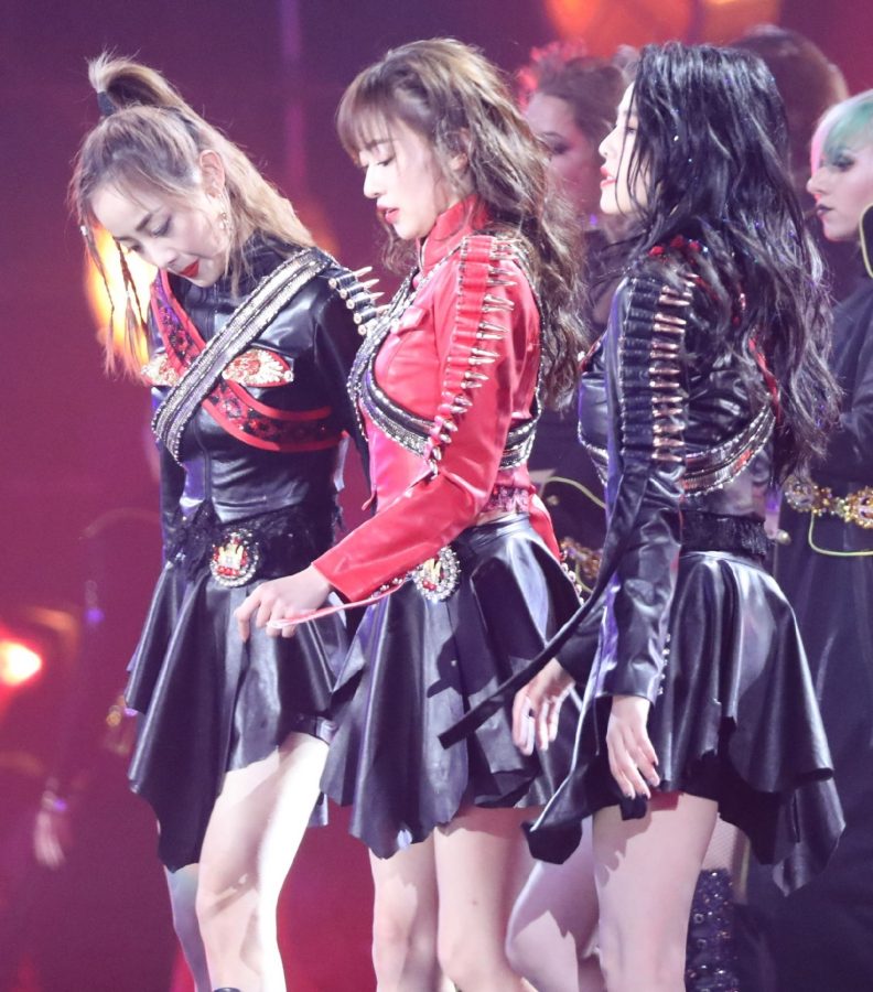 Wu Jinyan's beautiful legs were singing and dancing on the stage wearing high-heeled boots(5/7)
