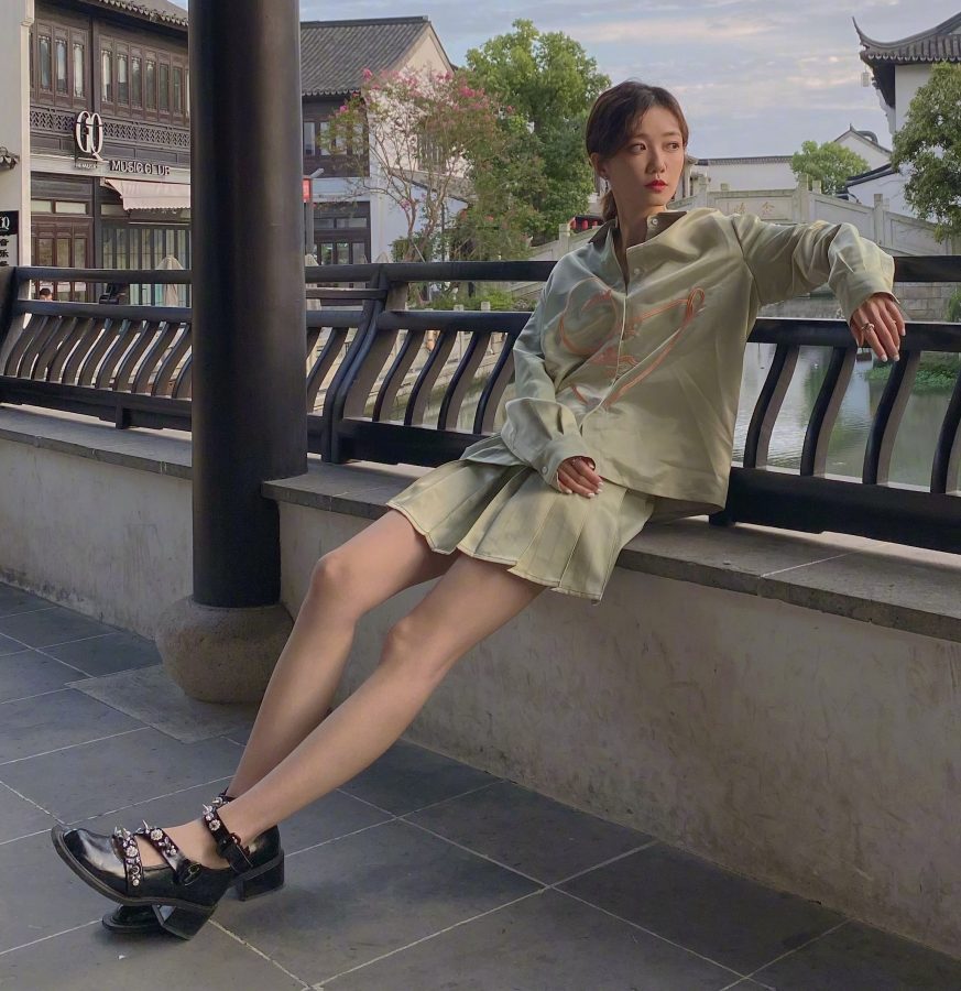 江南水乡里于莎莎完美的长腿(1/3)