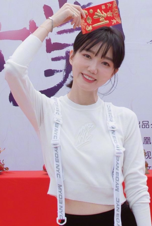 Shandong beauty Yu Shasha's fair and slender legs appeared at the movie launch event(2/2)