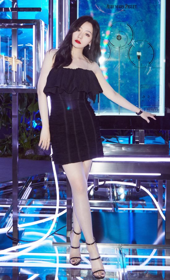 张靓颖穿黑色抹胸连衣短裙玉腿美足气质冷艳(10/20)