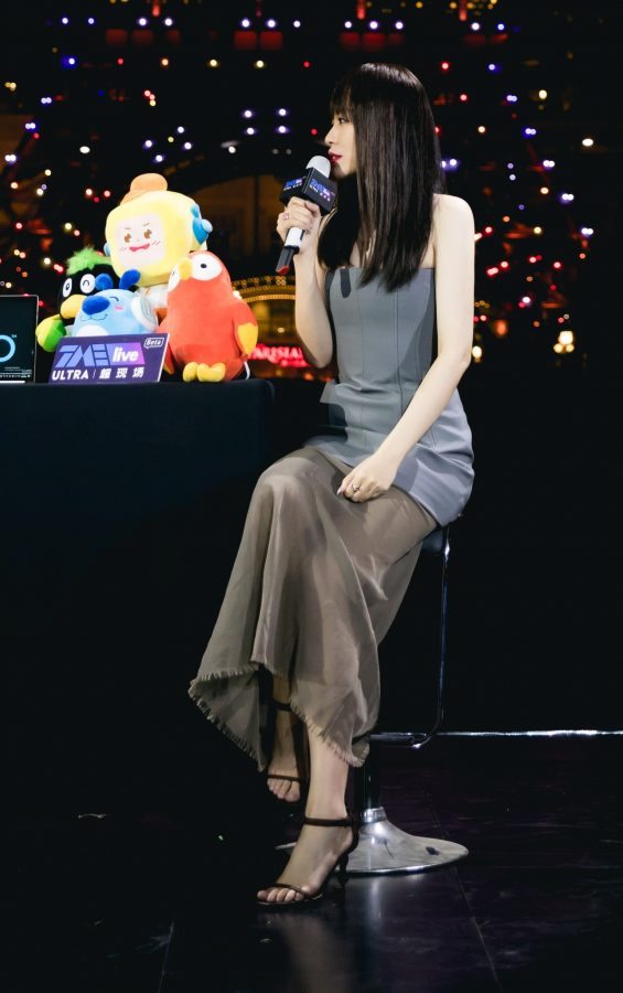 Jane Zhang takes photos with her bare feet.(10/11)