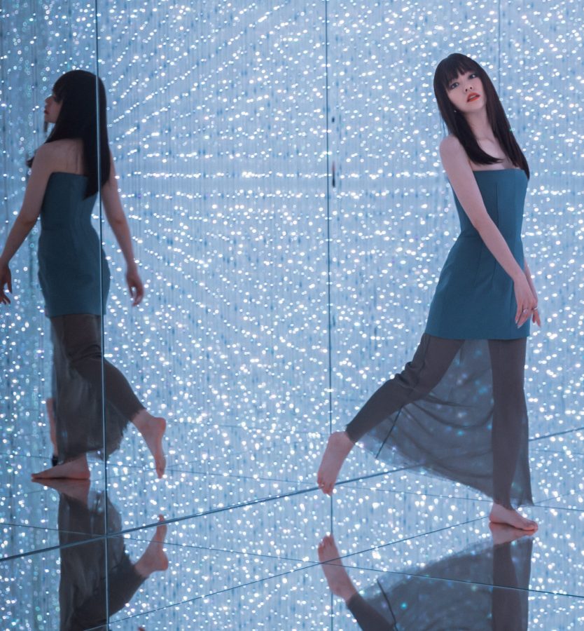 Jane Zhang takes photos with her bare feet.(2/11)