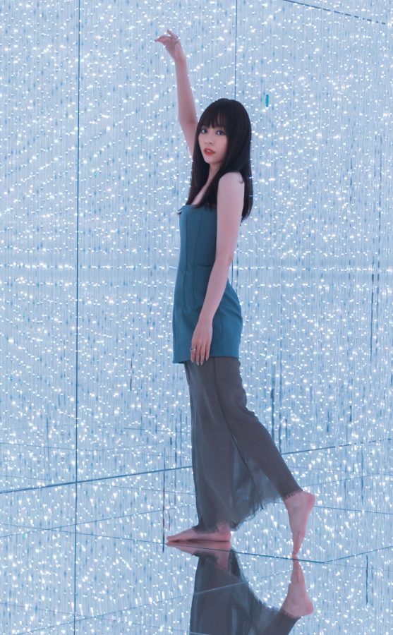 张靓颖气质美艳光着脚丫拍写真(3/11)