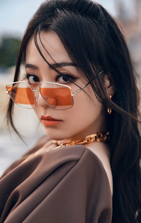 张靓颖腿穿花纹丝袜游玩迪士尼(3/3)