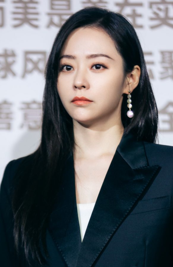 张靓颖一身帅气利落黑西装脚穿凉高跟现身(3/8)