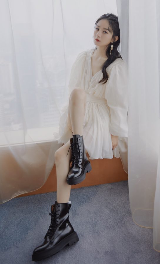 Zhao Liying looks fairy-like in a white skirt with slim legs and short boots.(2/5)