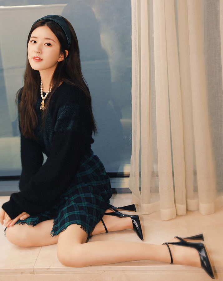 带发卡的美少女赵露思美腿高跟(2/4)