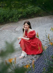 赵露思身穿复古红色连衣裙玉脚穿高跟凉拖