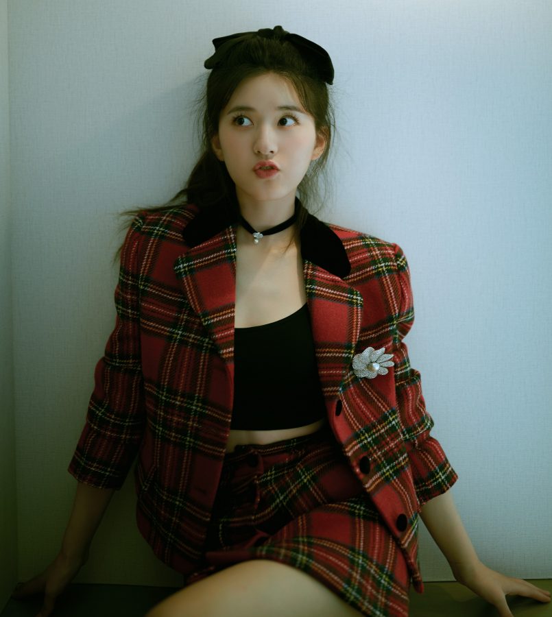 甜心少女赵露思格子裙白皙直腿(6/6)