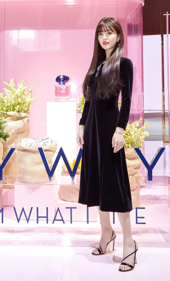 Zhao Lusi has graceful legs and slender hands. She must have good skills.(7/13)