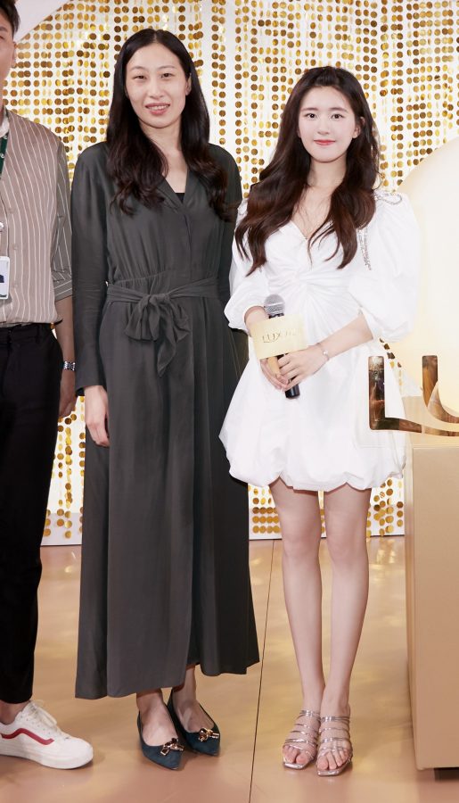 Zhao Lusi has thin white legs wearing high heels and sandals(3/8)