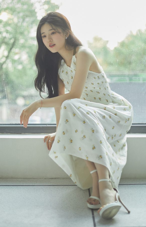 氧气美女赵露思脚踩超细凉鞋防水台恨天高(1/5)