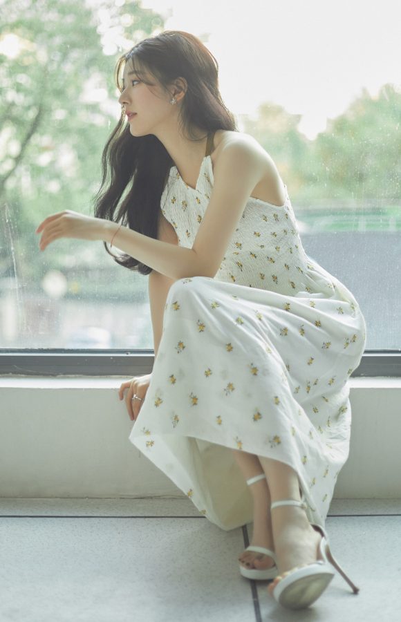 氧气美女赵露思脚踩超细凉鞋防水台恨天高(2/5)