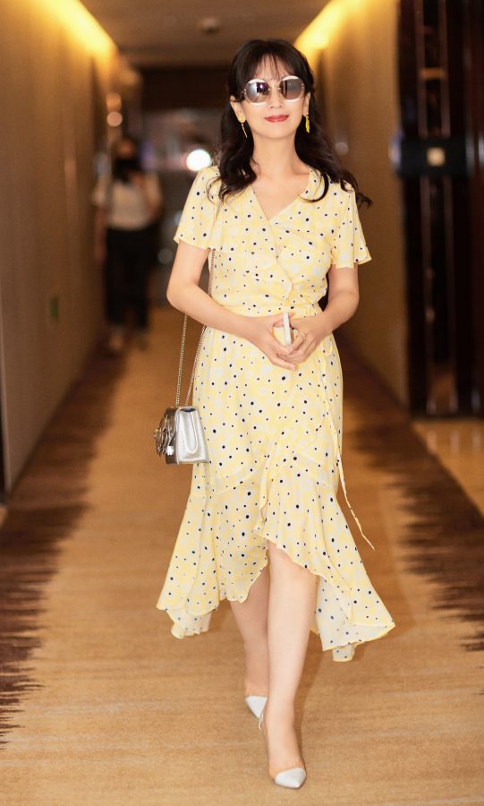 赵雅芝穿花裙露玉腿外出显现迷人熟韵(2/4)