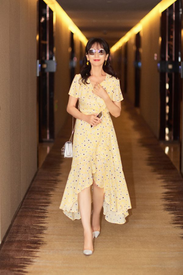 Zhao Yazhi wore a floral skirt and exposed her legs when going out, showing her charming charm(4/4)