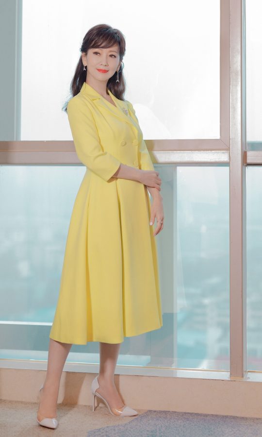 女人如花赵雅芝玉足配尖头高跟鞋气质成熟妩媚(1/5)
