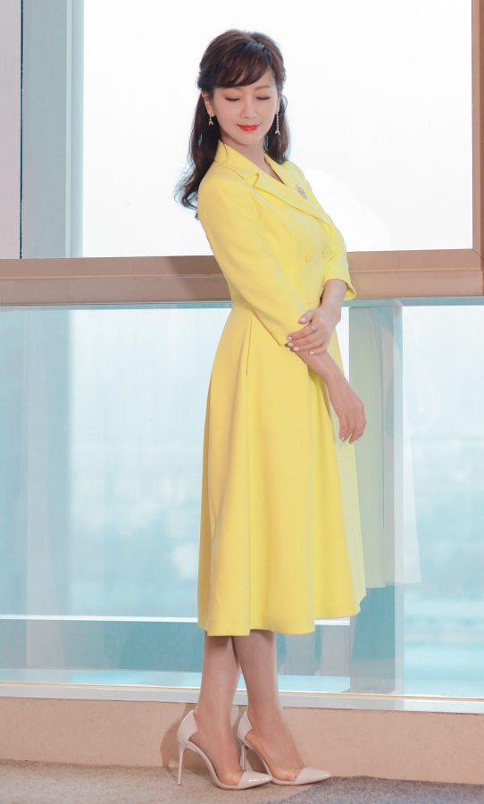 女人如花赵雅芝玉足配尖头高跟鞋气质成熟妩媚(2/5)