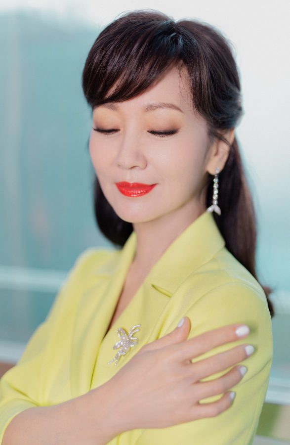 女人如花赵雅芝玉足配尖头高跟鞋气质成熟妩媚(4/5)
