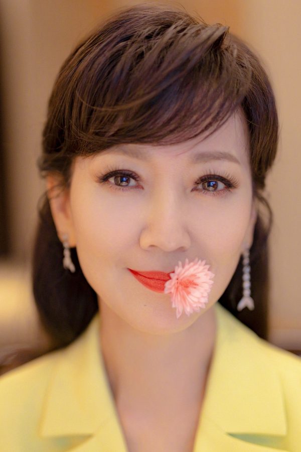 女人如花赵雅芝玉足配尖头高跟鞋气质成熟妩媚(5/5)