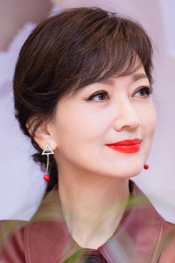 赵雅芝脚踩红高根代言老滇凰现场(5/6)