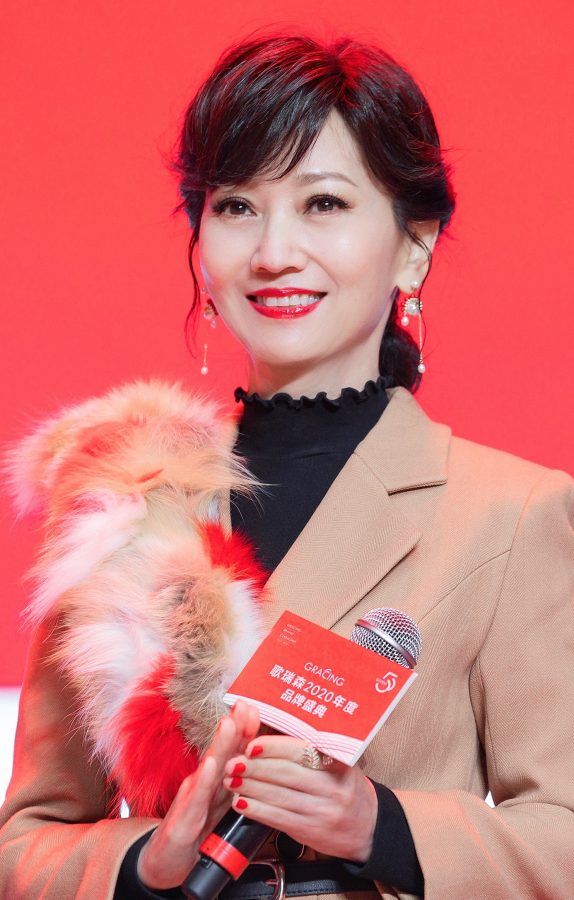 芝姐赵雅芝脚踩红色细高跟，红唇玉腿迷死个人儿(10/11)
