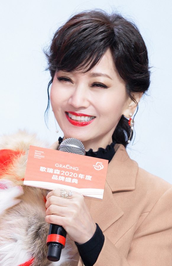 芝姐赵雅芝脚踩红色细高跟，红唇玉腿迷死个人儿(11/11)