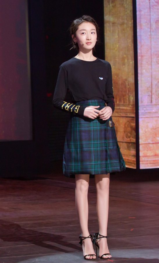 Female star Zhou Dongyu, who is 1.62 meters tall, has beautiful legs, beautiful feet and high heels(1/2)