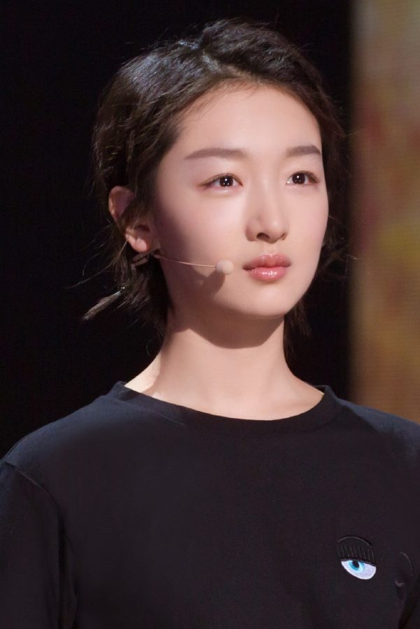 身高1米62的女明星周冬雨玉腿美足凉高跟(2/2)