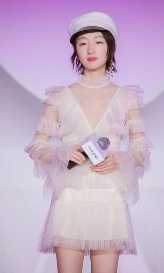 清秀气质的女明星周冬雨活动现场美腿图(2/4)