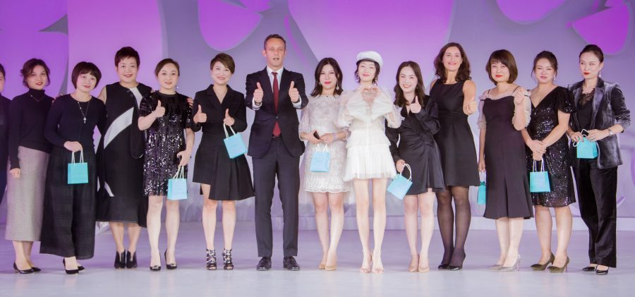 清秀气质的女明星周冬雨活动现场美腿图(4/4)