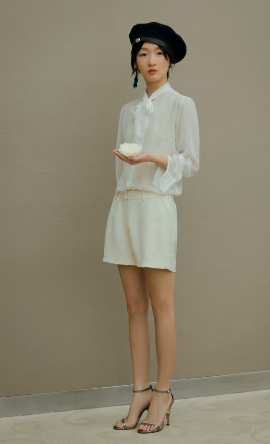 "The Love of the Hawthorn Tree" heroine Zhou Dongyu has beautiful legs and stiletto heels(1/5)