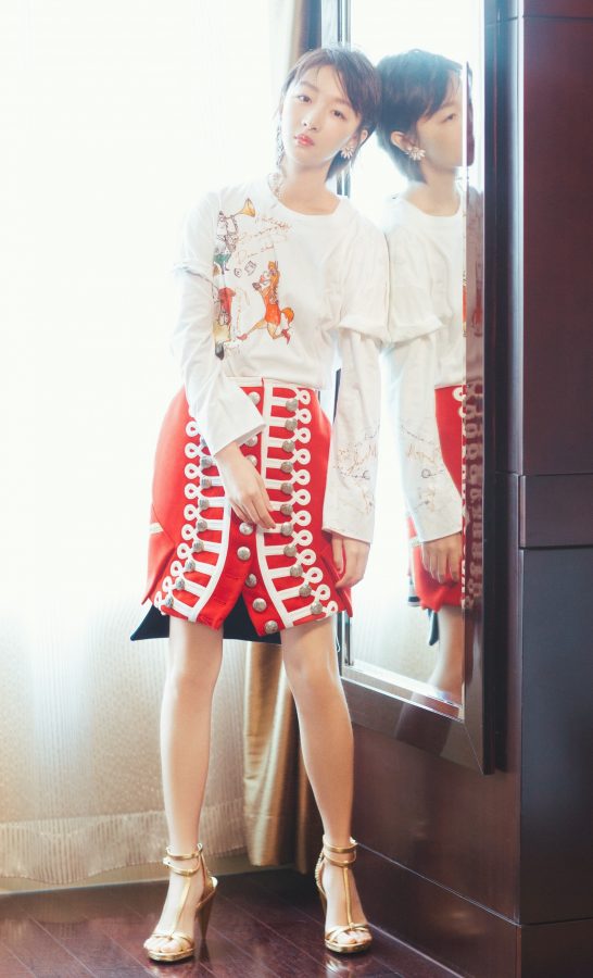清纯气质美女明星周冬雨玉腿穿凉高写真(1/5)
