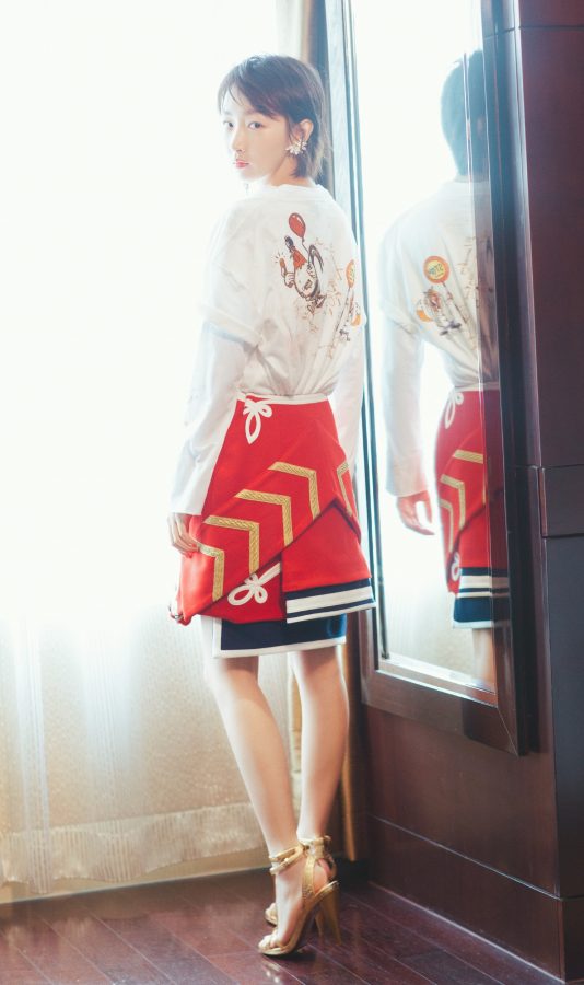 清纯气质美女明星周冬雨玉腿穿凉高写真(2/5)