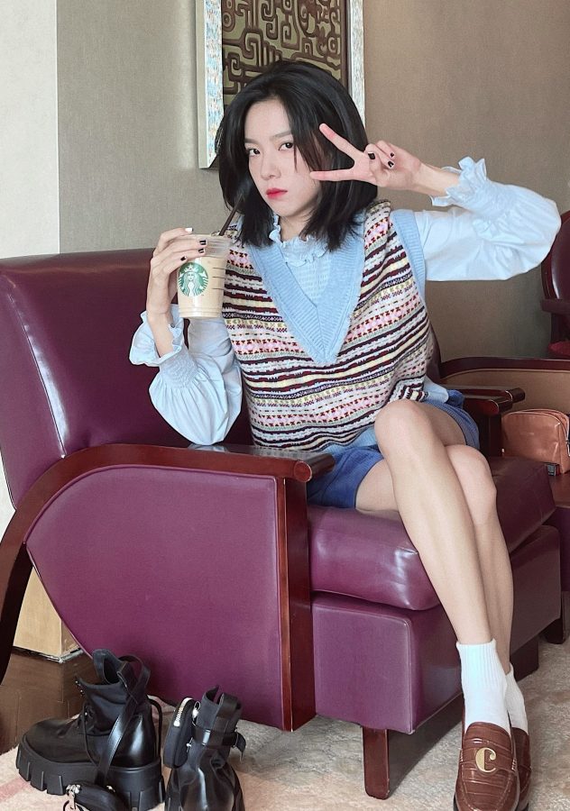Zhuang Dafei sitting on the sofa with legs crossed(2/2)