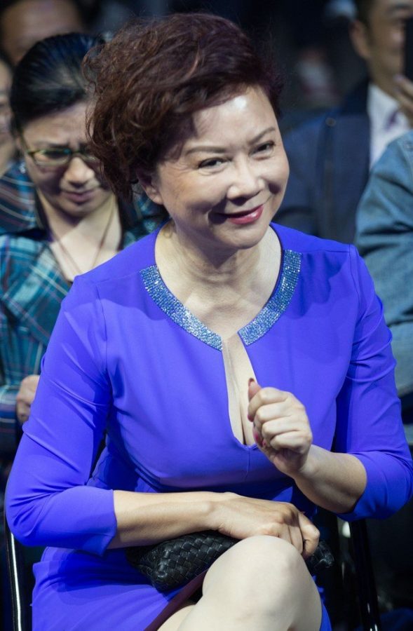 全球城市小姐李芳蕊和蔡明合照都有丝袜，蔡明穿深V蓝裙大秀丰满上围(8/8)