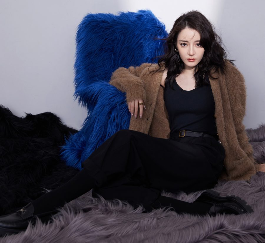 Dilraba's coffee-colored sweater and black pants have such a beautiful face.(2/10)