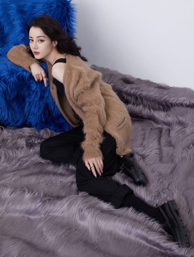 Dilraba's coffee-colored sweater and black pants have such a beautiful face.(4/10)