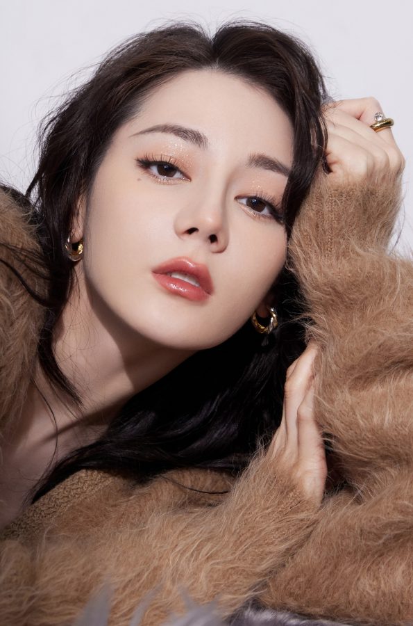 迪丽热巴咖色毛衣配黑裤这张脸美的太上头了(7/10)
