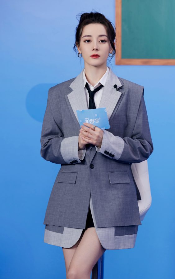 青春大美妞迪丽热巴穿灰色西装白玉腿穿短筒棉袜(10/11)