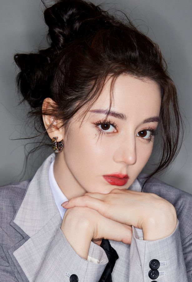 青春大美妞迪丽热巴穿灰色西装白玉腿穿短筒棉袜(4/11)