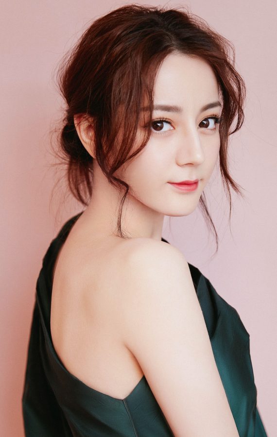 Dilraba's beautiful face, white teeth, beautiful shoulders and jade back half exposed(5/5)