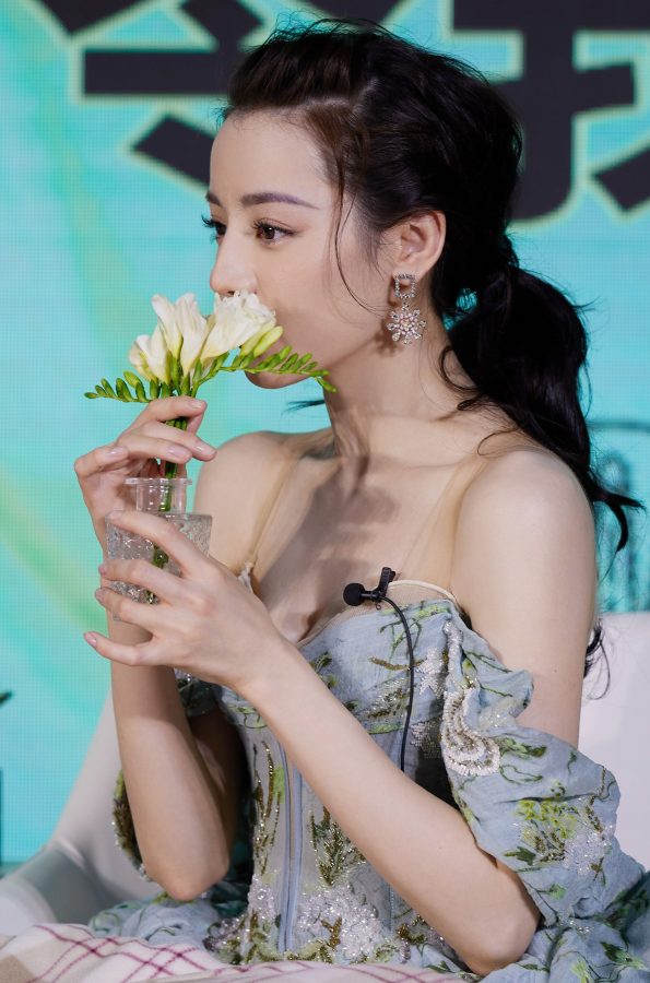 来自仙境的美少女迪丽热巴一袭吊带复古泡泡裙乳此迷人(10/10)
