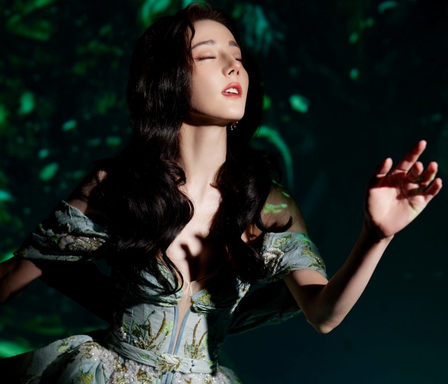 来自仙境的美少女迪丽热巴一袭吊带复古泡泡裙乳此迷人(4/10)